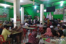 Wisatawan Malaysia ke Aceh menikmati rasa kopi langsung di warkop