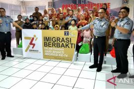 Kantor Imigrasi Serang berikan bansos pasien thalassemia