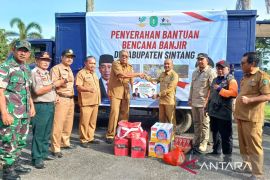 Pemprov Kalbar serahkan 1.400 paket makanan untuk korban banjir di Sintang
