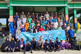 PT Buma gencarkan program bersih pantai
