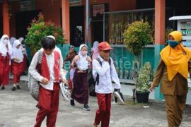Terganggu bau gas kimia, sejumlah siswa di Cilegon dipulangkan lebih awal