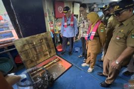 Gubernur Mahyeldi imbau nelayan urus izin kapal di Gerai Terpadu