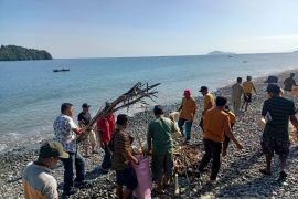 DKP Gorontalo Utara kolaborasi bersama nelayan gelar bersih pantai