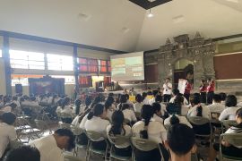 Mahasiswa di Bali bantu KPU sosialisasi pemilu ke pelajar