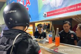 Polres Cianjur amankan ratusan kantong minuman keras oplosan dan botol