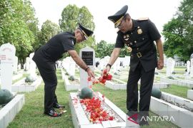 Peringatan HBI di Ambon Kantor Imigrasi tabur bunga di TMP Kapahaha