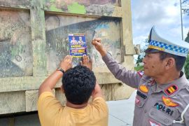 Ditlantas Polda Riau tempel stiker anti hoaks pada kendaraan di jalan tol