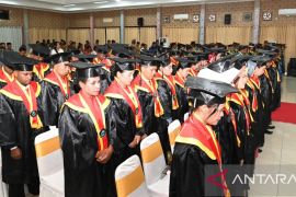 Puluhan tenaga kesehatan di Wondama raih gelar sarjana terapan