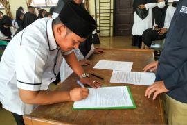 Seratusan KPPS Desa Penyasawan Kampar dilantik di tengah banjir