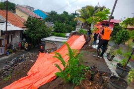 Terjadi longsor di Ngaliyan Semarang, timpa poskamling warga