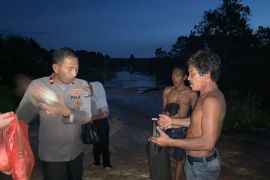 Polsek Tanjung Palas Timur sigap membantu warga berdampak banjir