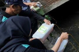 Pemkot Madiun tuangkan "Eco Enzym" guna tekan polusi air