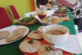 Jaga tradisi, SMP IT Darul Hikmah Pasaman Barat gelar festival ma-apam