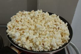 Kenali bahaya dari anak balita mengonsumsi camilan popcorn