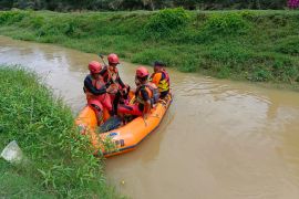 Tim SAR evakuasi jenazah warga yang hanyut di Langkat