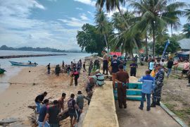 Pemkab Gorontalo Utara dan Lanal kolaborasi bersih pantai