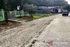 Dewan soroti pengerjaan jalan yang terbengkalai di Teluk Bayur