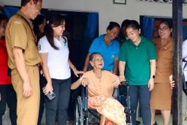 K3S Denpasar berikan kursi roda untuk lansia