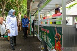 Bantuan gerobak untuk pedagang kaki lima