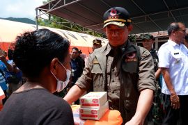 BNPB provides basic needs assistance to Lewotobi eruption evacuees
