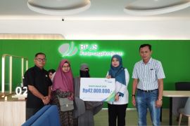 Ahli waris Balyan Kadir anggota PWI Tabagsel terima santunan kematian Rp42 juta