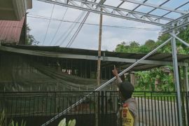 Pekerja bangunan tersengat listrik saat pasang atap garasi di Tabalong