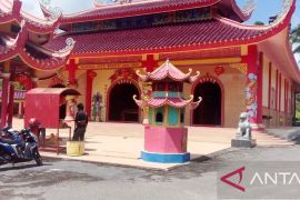 Etnis Tionghoa di Bangka bersihkan kelenteng siap menyambut Imlek