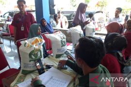 Pemkab Jember salurkan 43 ton beras cadangan pemerintah kepada 220 ribu warga