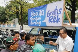 Bagi-bagi makanan, caleg DPR RI jaring persoalan masyarakat