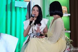 Model Aubry Beer siasati waktu bersama anak dengan baca buku