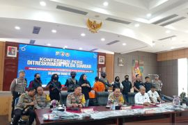 Polda Sumbar ungkap sindikat perampok toko emas bersenjata api, satu pelaku tewas ditembak
