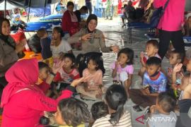Sejumlah warga dari tiga Kelurahan di Jakarta mengungsi akibat banjir