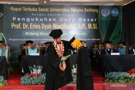 Resmi di Kukuhkan, Profesor Eries Guru Besar Perempuan Pertama di UBB