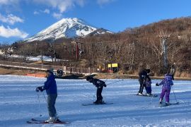 Keseruan bermain ski saat musim dingin di Jepang