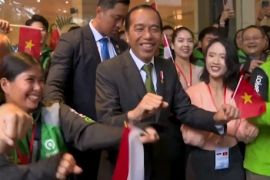 Sumringahnya Jokowi joget &ldquo;gas motor&rdquo; di Hanoi