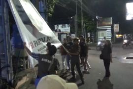 Langgar aturan, Bawaslu kota Malang bongkar ribuan APK