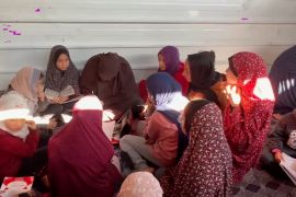 Tanpa dibayar, Guru Palestina ajar anak-anak di pengungsian