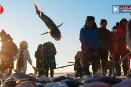 Wisatawan nikmati memancing di Danau Chagan China yang membeku