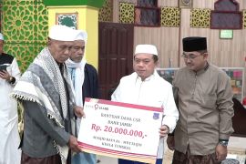 Gubernur Jambi santuni anak yatim dan pelajar Tanjabbar