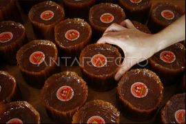 Kue keranjang menjelang Tahun Baru Imlek 2575