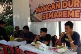 Menikmati sepuasnya  durian lokal di bazar Hulusobo Purworejo