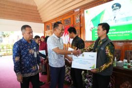 Pemkot Mojokerto serahkan kartu Jamsostek untuk penyelenggara Pemilu