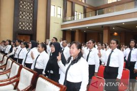 Pemkot  Sorong serahkan SK 76 guru PPPK peralihan