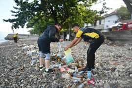 Lakukan kegiatan Jumat bersih, Kodam Pattimura bersama masyarakat aksi bersih pantai di Kota Ambon