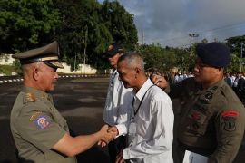 Wali Kota Tarakan Pesan ke Satlinmas di TPS Untuk Menjaga Nama Baik