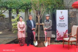 Putri Takamado menanam pohon sakura di Wisma Duta Tokyo