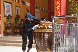 Puluhan polisi di Pekanbaru bersihkan vihara jelang tahun baru Imlek