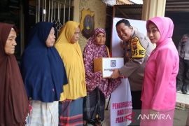 Kunker di Polsek Barumun, Kapolres Palas beri bantuan ke ibu - ibu jompo hingga anak yatim