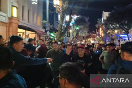 Presiden Jokowi menikmati malam di Braga Bandung mendapat sambutan warga