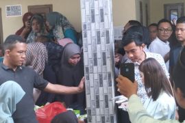 Cawapres Gibran beri paket makanan warga di Desa Kadusirung Banten